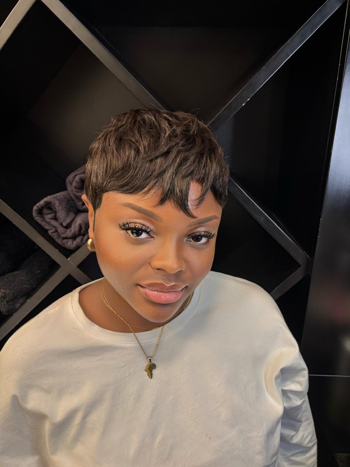 Coupe courte pixie avec mèches, réalisée au salon New Concept by Rims